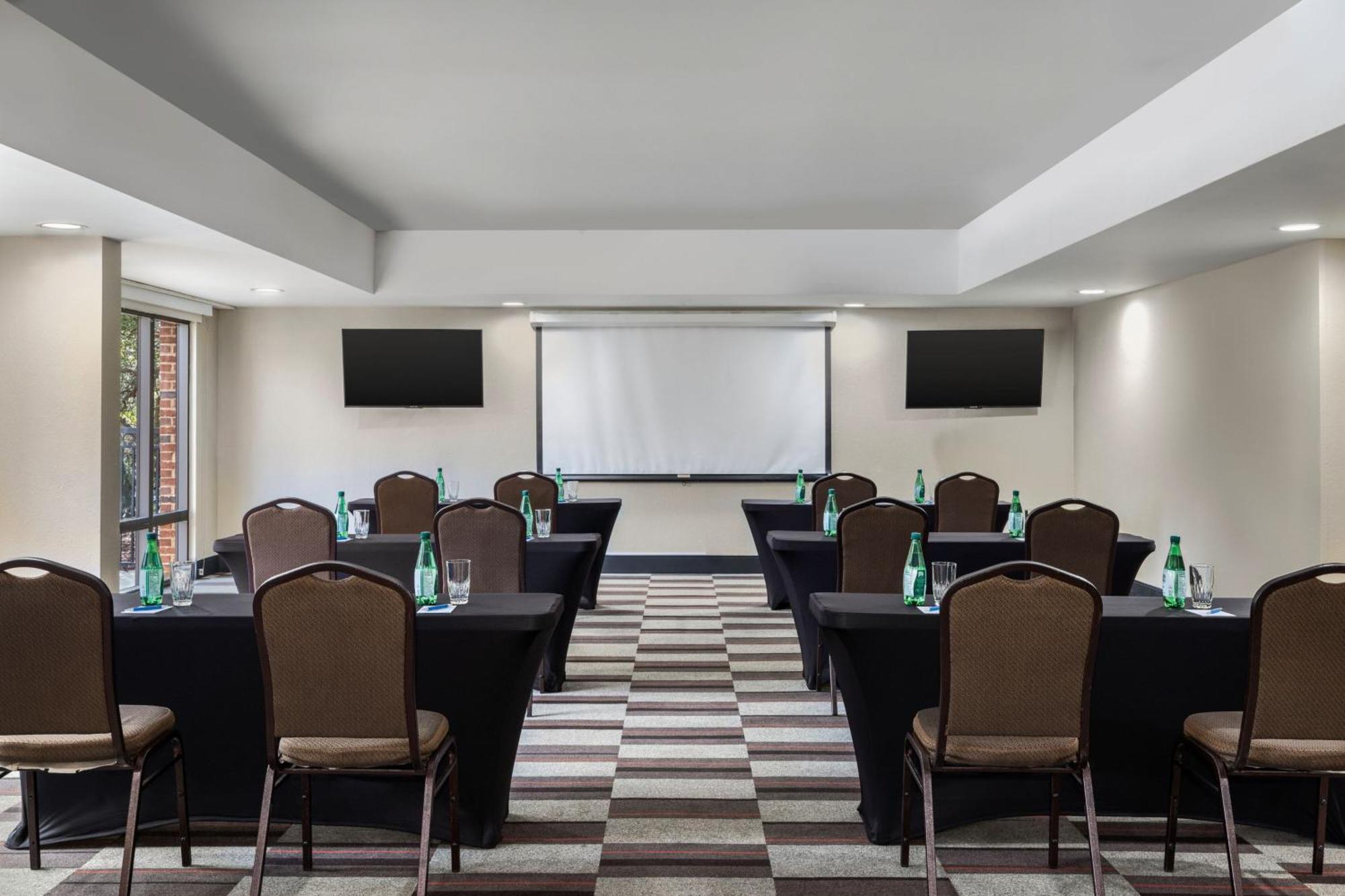 Hotel Four Points By Sheraton Airport 3*