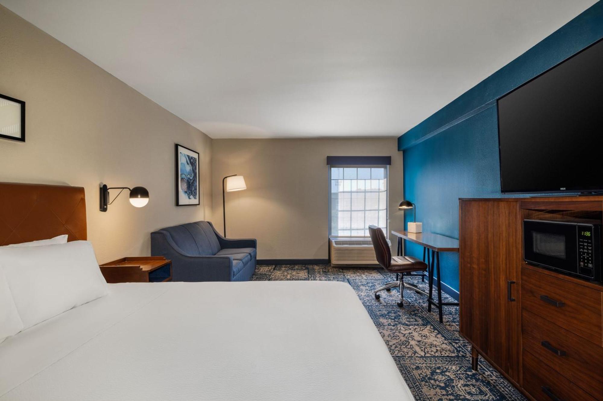 Hotel Four Points By Sheraton Airport 3*